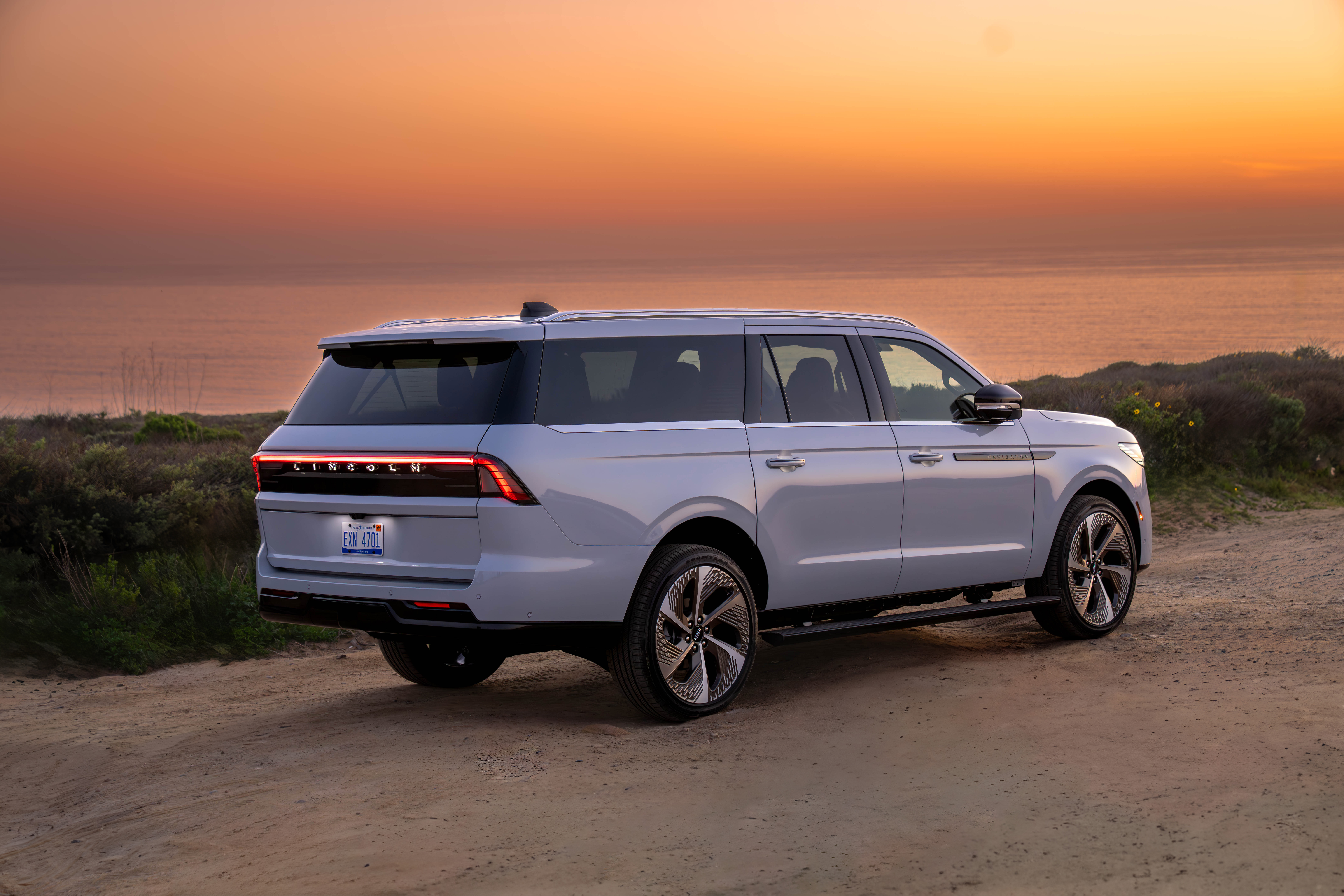 Current image: Lincoln Navigator at sunset