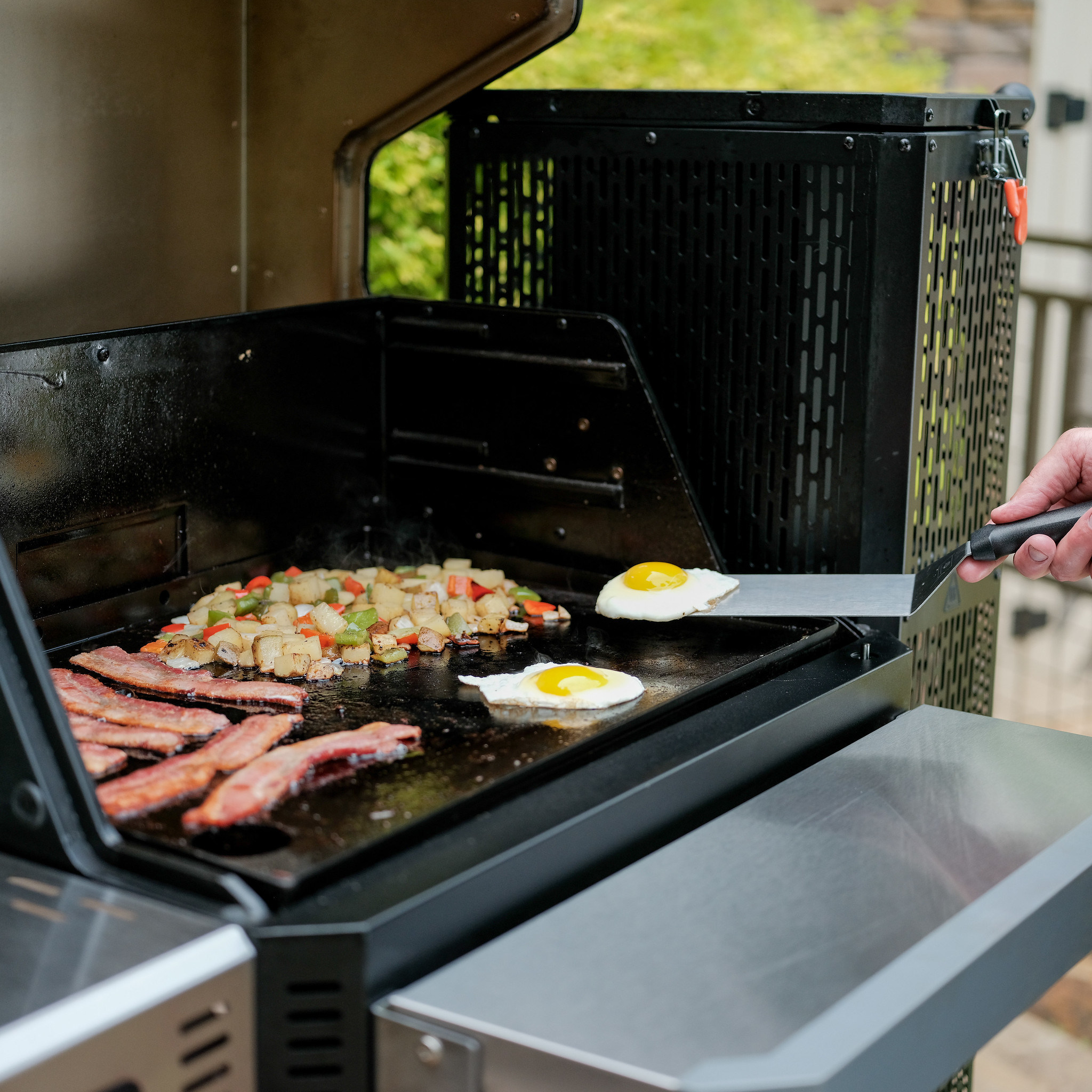 The current image has no alternative text. The file name is: masterbuilt-gravity-series-griddle