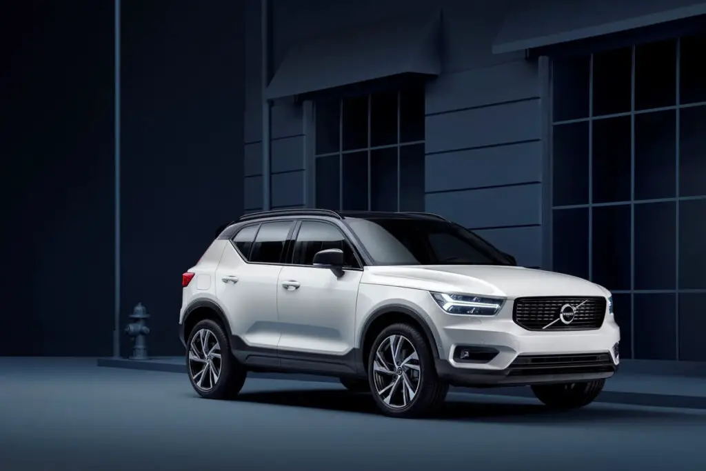 The 2021 Volvo XC40 on a road in the dark. It is parked next to a building.