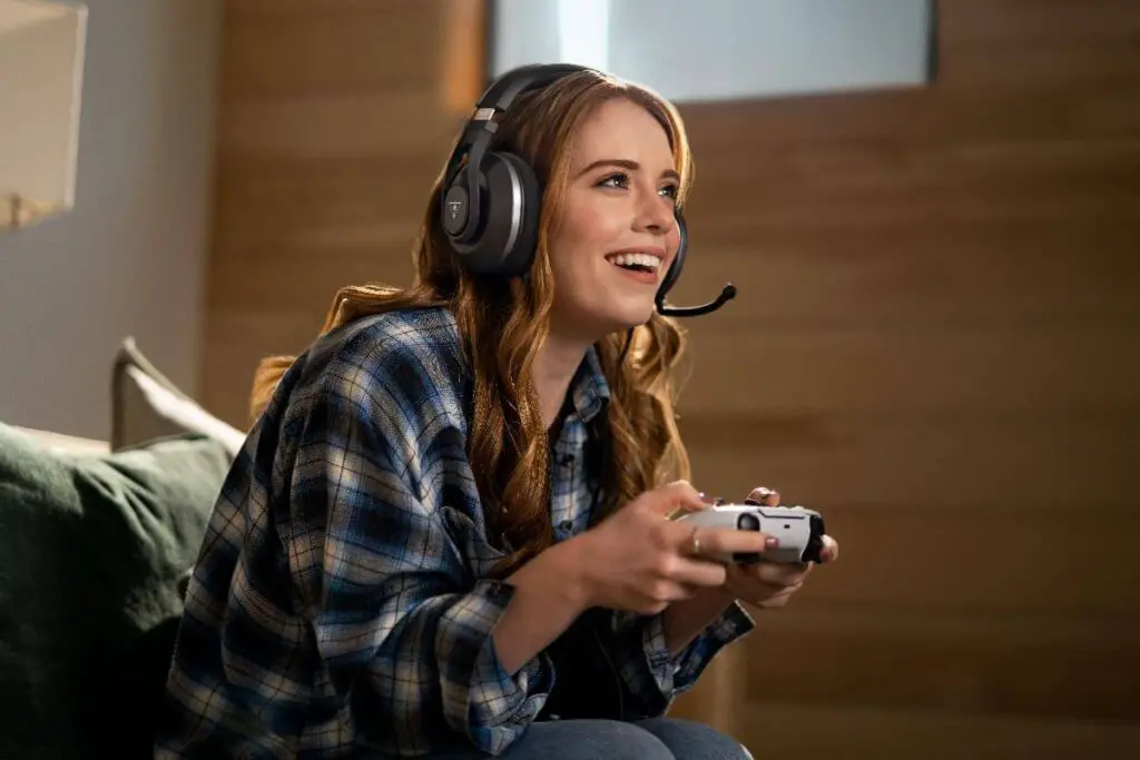 A woman gaming with her Turtle Beach Recon 500 headset.
