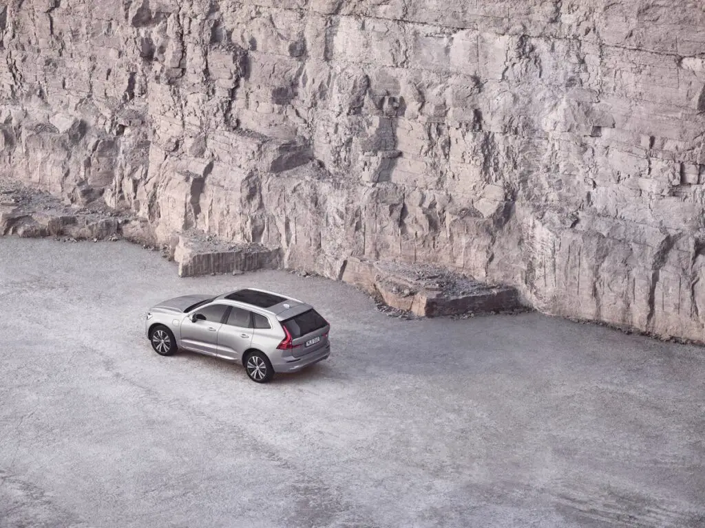 2021 Volvo XC60 Recharge T8 eAWD next to a cliff