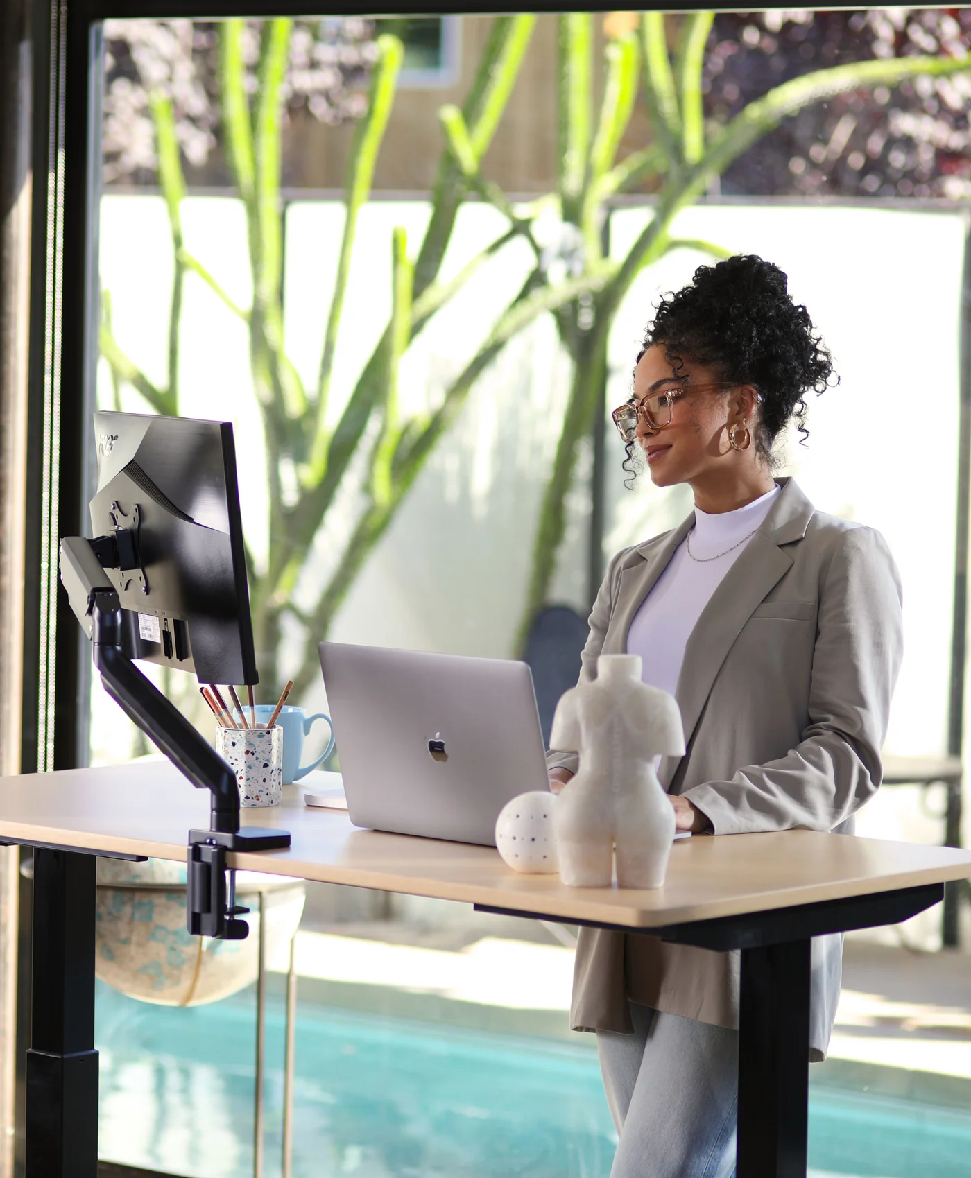 The luxury of XChair’s Standing Desk GEARADICAL